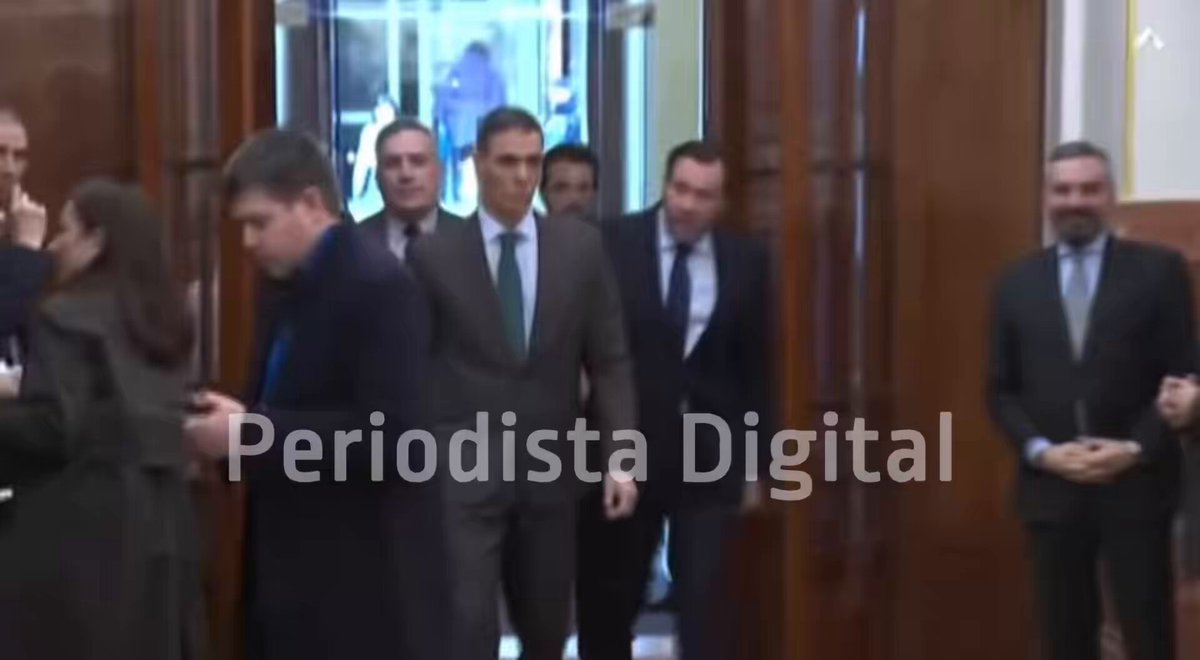 Sánchez acude a la votación de su “Decreto-Ley ómnibus” junto a Oscar Puente.