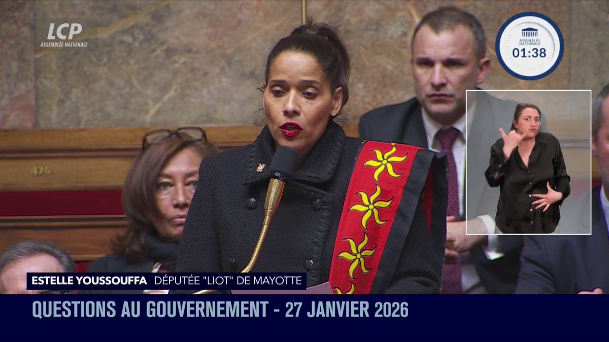 "Aller à l'école à Mayotte, c'est jouer à la roulette russe" alerte la député Estelle Youssouffa. "Mayotte subit une nouvelle campagne de terreur, et les migrants continuent d'arriver tranquillement par dizaines chaque jour sur nos plages."