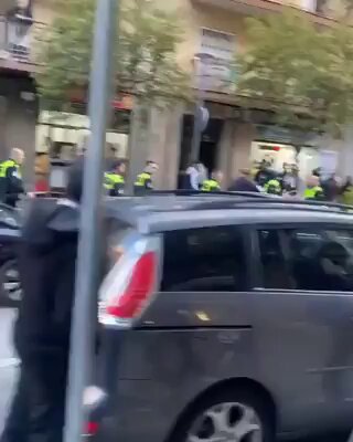 El Gobierno de Pedro Sánchez va a regularizar a 500.000 inmigrantes ilegales como éstos de Mataró. Ahora imagina lo que le harían a tus hijos un sábado por la noche si le hacen esto a la Policía.
