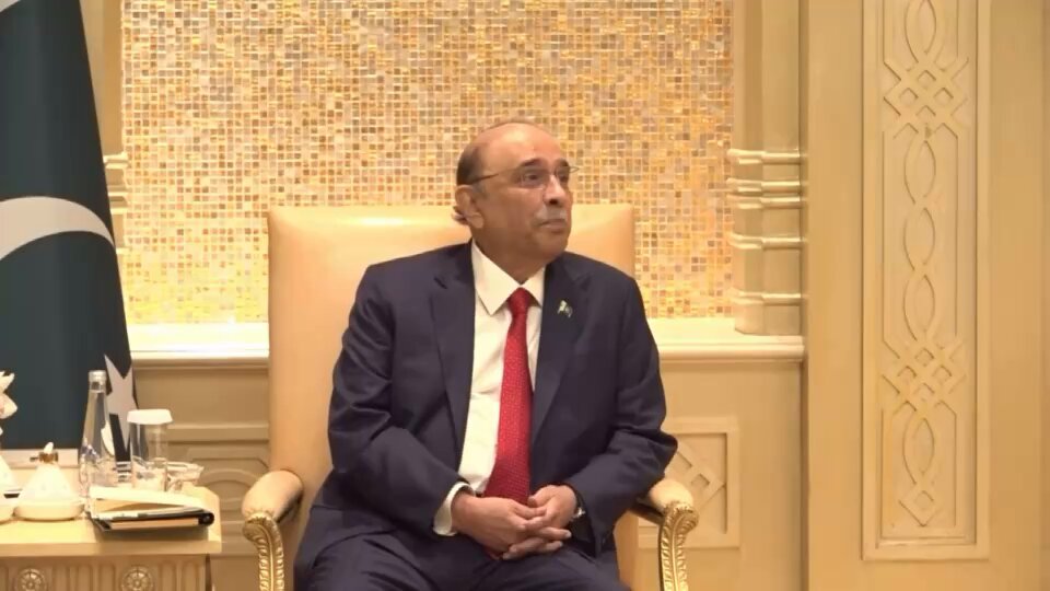 ابوظہبی :صدر مملکت آصف علی زرداری سے متحدہ عرب امارات کے وزیرِ رواداری اور بقائے باہمی شیخ نہیان بن مبارک النہیان کی ملاقات صدر مملکت نے متحدہ عرب امارات کے وزیرِ رواداری سے ملاقات کے دوران رواداری اور بقائے باہمی کے عزم کا اعادہ کیا ملاقات میں مکالمے کے فروغ، شمولیت اور پُرامن بقائے باہمی کی اہمیت پر زور دیا گیا صدر مملکت نے شیخ محمد بن زاید النہیان کی بصیرت افروز قیادت کو خراجِ تحسین پیش کیا صدر آصف علی زرداری نے شیخ محمد بن زاید النہیان کے رواداری اور انسانی اخوت کے حوالے سے متحدہ عرب امارات کے قومی وژن کو سراہا صدر نے 200 سے زائد قومیتوں کے درمیان اتحاد اور باہمی احترام کے فروغ میں متحدہ عرب امارات کی کامیابی کو سماجی ہم آہنگی کا ایک متاثر کن نمونہ قرار دیا اس موقع پر خاتونِ اول آصفہ بھٹو زرداری، رکنِ قومی اسمبلی اور چیئرمین پیپلز پارٹی بلاول بھٹو زرداری، وفاقی وزیرِ داخلہ و انسدادِ منشیات سید محسن نقوی اور متحدہ عرب امارات میں پاکستان کے سفیر بھی موجود تھے۔ AsifAliZardari