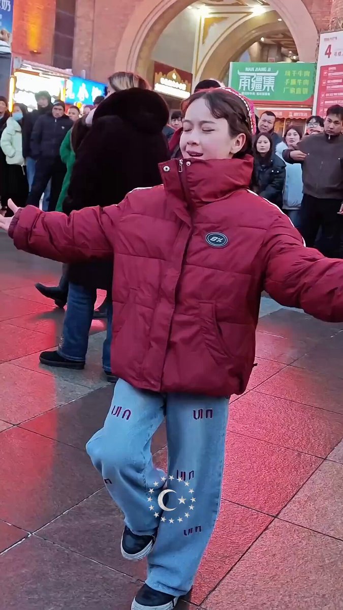 🟢 Doğu Türkistan’da Uygur Türk’ü kızın oynadığı yöresel dans, sosyal medyada büyük beğeni topladı.
