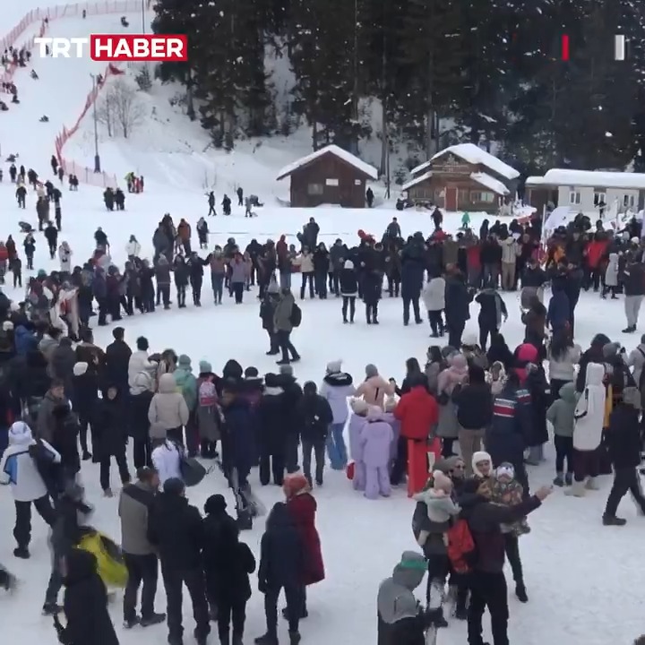 Artvin ve Ordu'da kar şenlikleri düzenlendi. Vatandaşların yoğun ilgi gösterdiği etkinliklerde, spor ve eğlence bir aradaydı.