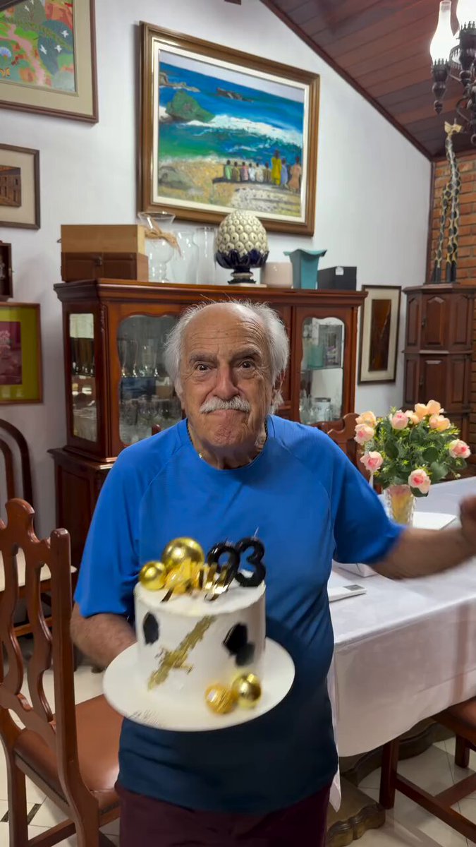 Simplesmente o ator Ary Fontoura celebrando seu aniversário de 93 anos em novo vídeo. 🎂 “Peço a Deus somente uma coisa: saúde e amor. O resto a gente constrói juntos.”