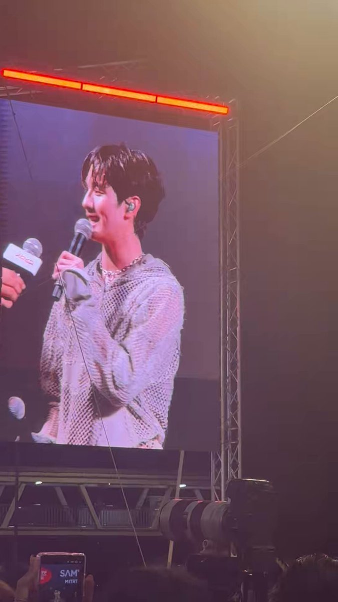 น้องแทด : ช่วงนี้ค่ายเรามีน้องใหม่เข้ามาเยอะขึ้น ผมดีใจเพราะว่ามีน้องเรียกว่าพี่แทด เจ็ท : เค้าเรียกลุงเจ็ทอะดิ เออร์วิน : ก็ยังดีที่เค้าเรียกน้องเรียกลุงเรียกพี่ อันนี้เดินมา หรั่งๆๆๆ หยุด5555555555555555555555555 #TadATLAS #JetATLAS #ErwinATLAS #ATLAS_th #XOXOshowcase2026