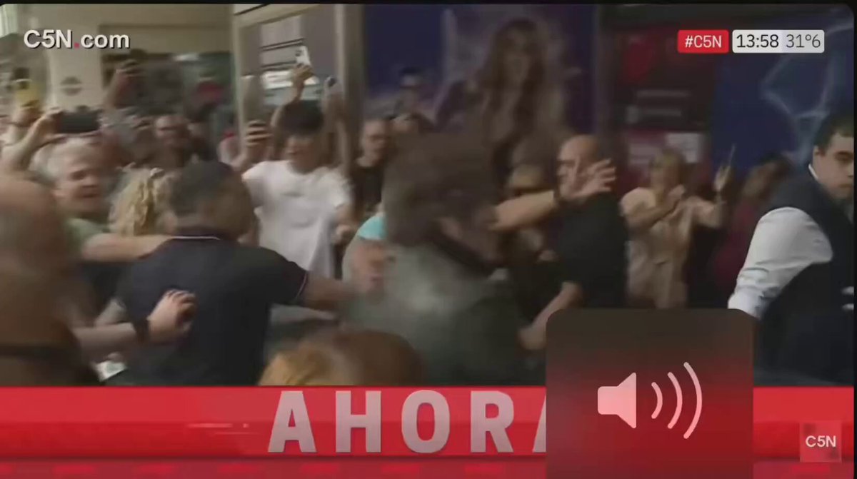 Déjate de joder, este país es una joda hermano, un jubilado cobra 400lucas, la Patagonia se está incendiando, la gente no para de endeudarse para COMER y este tipo no deja de ser noticia por PELOTUDEAR todo el tiempo. Están cargando a todos los Argentinos.