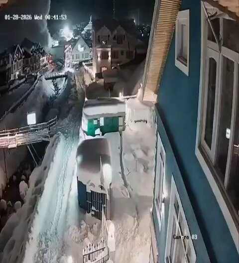 कश्मीर के सोनमर्ग में भयानक एवलांच हुआ है. वीडियो में देखिए कैसे बर्फ ने सारी इमारतों को ढक दिया. बहुत डरावन है
