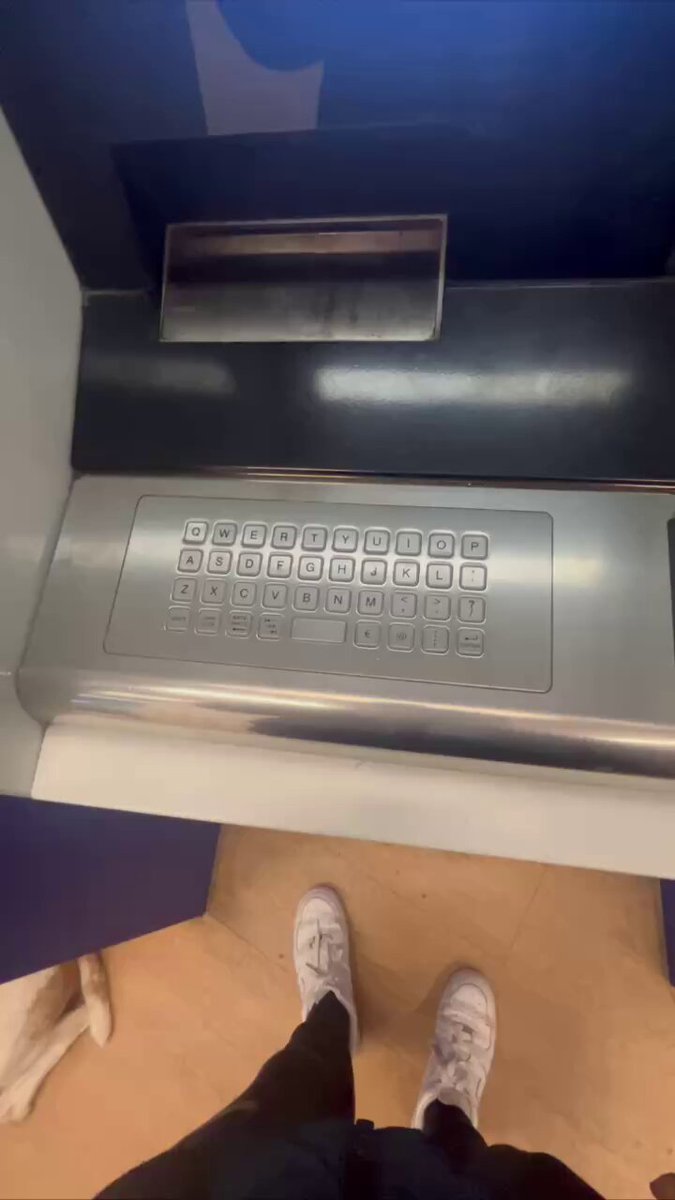 Questo coglione ha versato tutto ció che aveva sul suo conto direttamente sul mio, solo per vedermi PRELEVARE😈🏧 #cashmaster #moneyslave #atm