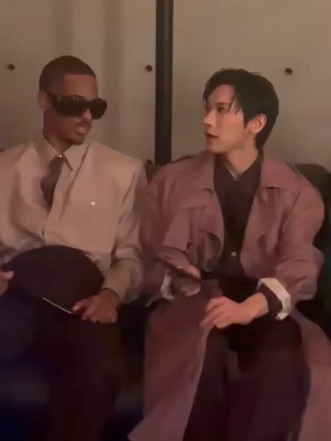 คลิปจาก L'OFFICIEL Hommes italia น้องเตนล์คนเก่ง คุยกับฝั่งนึงเสร็จหันไปทักทาย hihi เช็คแฮนด์อีกฝั่งต่อไม่ต้องกังวลเรื่องภาษาเลย เตนล์เก่งมาก TENLEE WITH YSL MENs WINTER26 #SaintLaurentxTEN