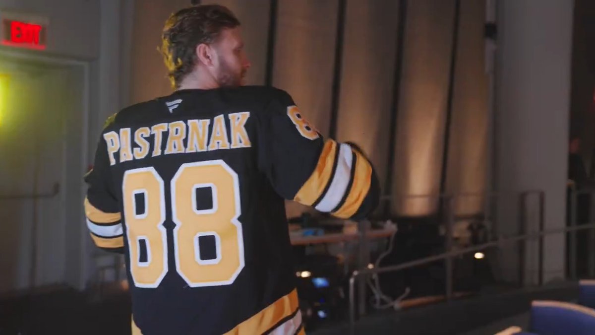 Let's just say, they ain't Drake Maye... 🏈 Gearing up for #StadiumSeries with Part I of the Quarterback Challenge. #NHLBruins | @JerseyMikes