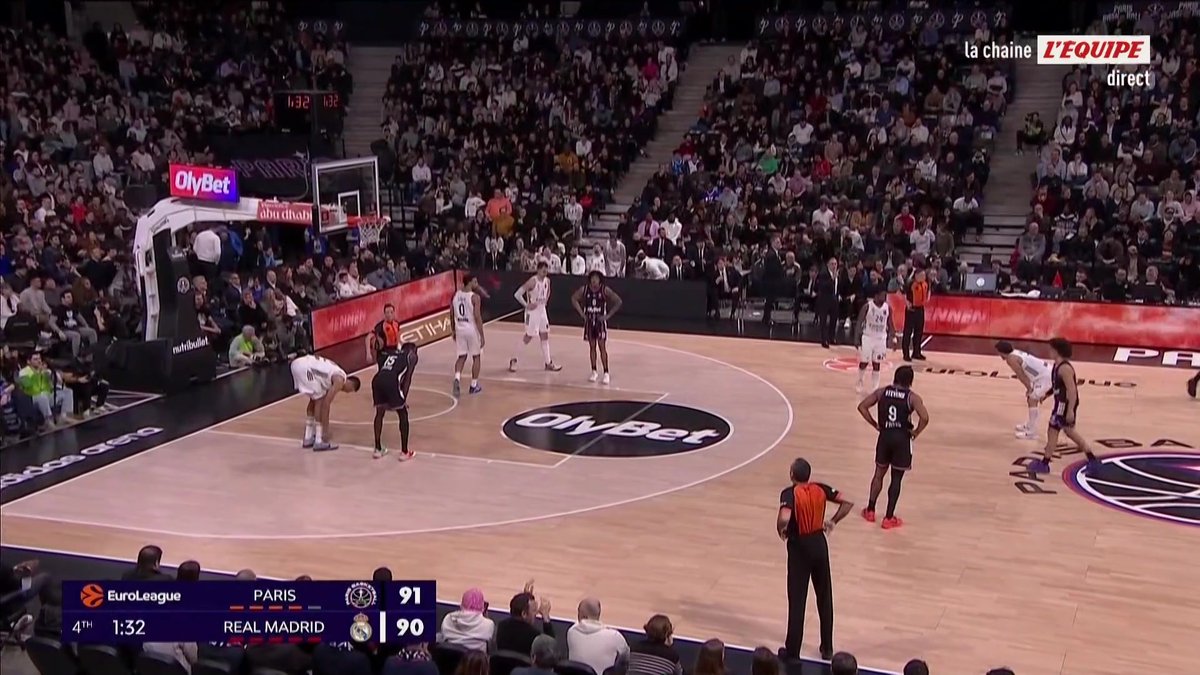 ➕1️⃣ LE AND ONE DE NADIR HAFI dans les dernières minutes du match face au Real Madrid ! #lequipeBASKET