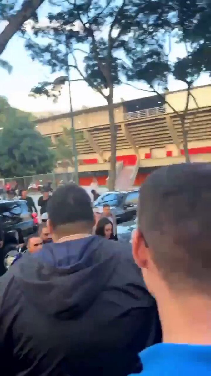 🇻🇪‼️ | URGENTE — Un grupo de estudiantes universitarios en Caracas acaban de interceptar a Delcy Rodriguez y le pidieron en su cara la liberación de todos los presos políticos. La valentía de estos jovenes es impresionante, frente a toda su seguridad. No les soltemos la mano.