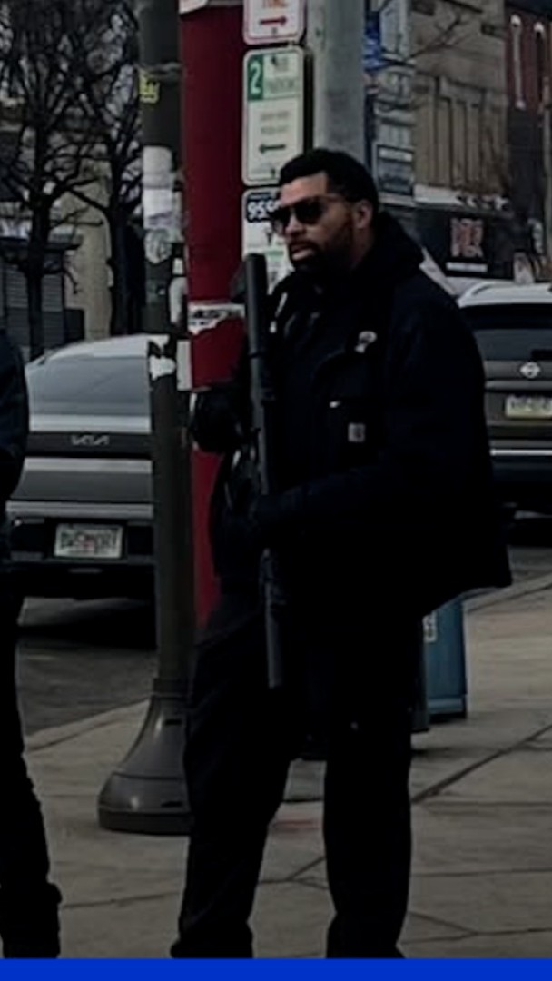 🇺🇸 Armés, le mouvement des Black Panthers est de retour pour s’opposer à la police de l’immigration américaine (ICE).