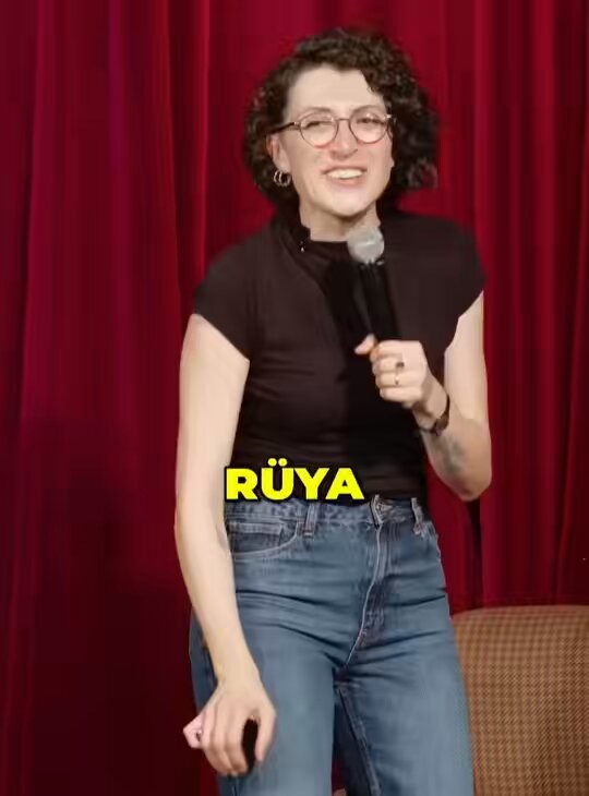 Komedyen Rüya Aslangül: “Annemle dolmuşa biniyoruz. Annem fısıltıyla bağıranlardan. Asla sesinin duyulduğunun farkında olmayanlardan. Arkadan sesleniyor bana; Rüya! ‘Mor taytlı kadını gördün mü?”