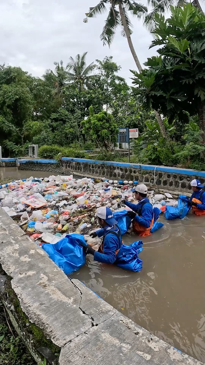 A trash net in Kedungwungu Village acts as a temporary barrier, stopping waste before it reaches larger rivers and, ultimately, the ocean. But the net’s constant overflow tells a deeper story: the real problem starts upstream with poor waste disposal habits. Through routine cleanups at this site, the Boom 4ocean Java Team is showing that consistency matters. Every cleanup isn’t just data, it’s proof of the pollution still threatening our waterways, wildlife, and human health through microplastics.