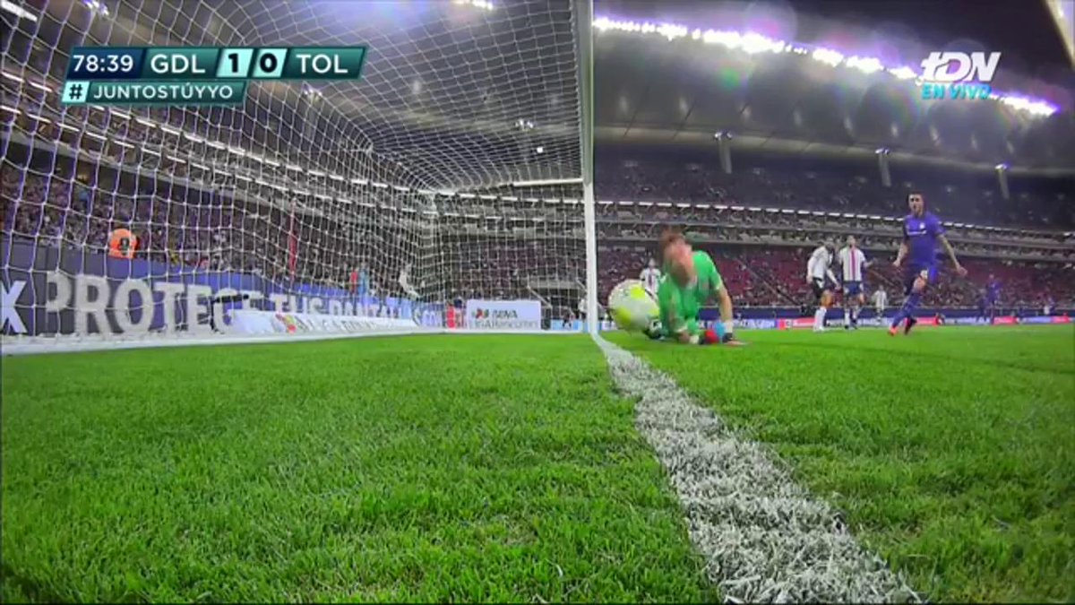 Siempre me ha dado un chingo de risa esta jugada, cómo es posible que no haya sido gol jajajaja