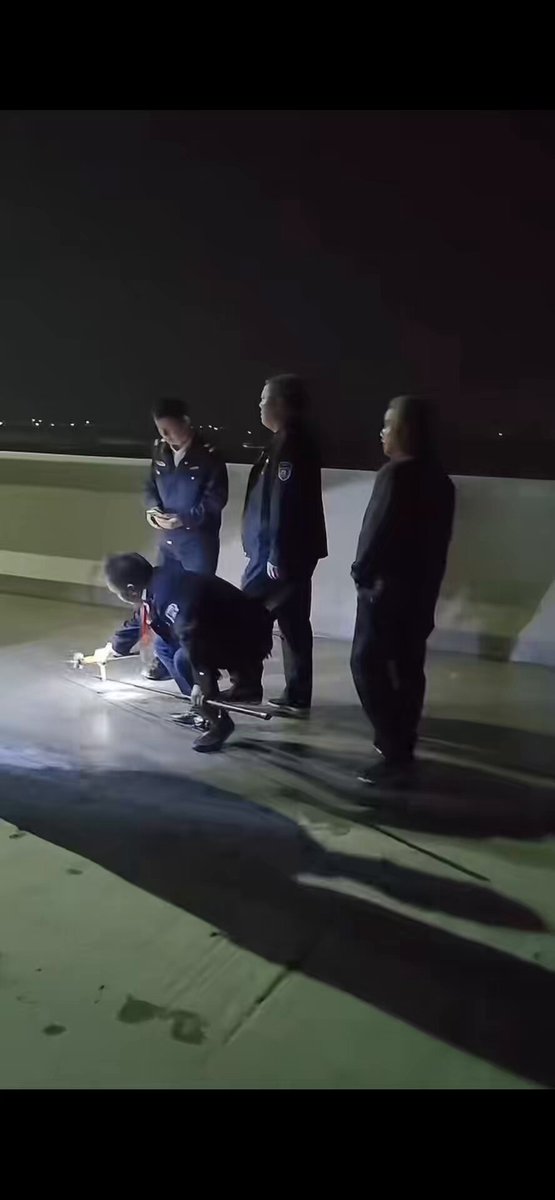昨晚，中国内地有网友曝光，执法部门罚没他的钓具后，当场将其砸碎。有网友查询了相关行政法规，即使依法查封鱼竿也不得损毁。