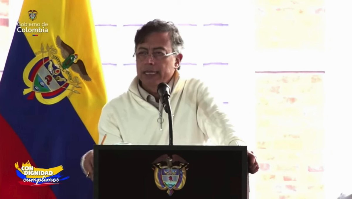 El presidente colombiano Gustavo Petro dice que “hace cosas muy buenas en la cama” y cuenta que las personas que se acuestan con él nunca lo pueden olvidar, “se vuelve inolvidable”, una bestia. No me pregunten por qué se puso a hablar de esto. Increíble.
