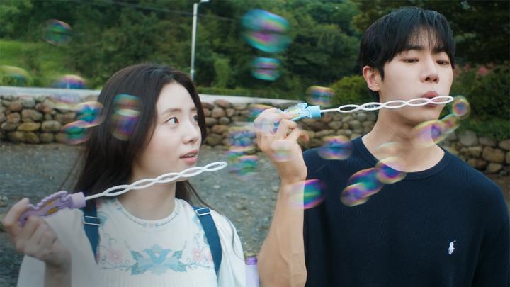 A high school girl wakes up each day with no memory of yesterday. When she agrees to date a shy classmate, can their love grow with every new beginning? Even If This Love Disappears Tonight, starring Choo Young-woo and Shin Si-ah, premieres February 3.