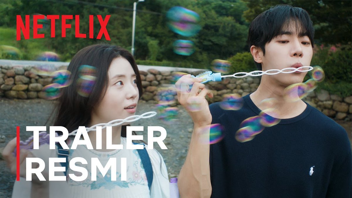 Karena setiap pagi Shin Si-a selalu kehilangan ingatannya, Choo Young-woo bakal berusaha keras bikin pacarnya itu jatuh cinta lagi setiap hari. Bisa nggak ya mereka bertahan? Film Even If This Love Disappears Tonight tayang 3 Februari di Netflix.