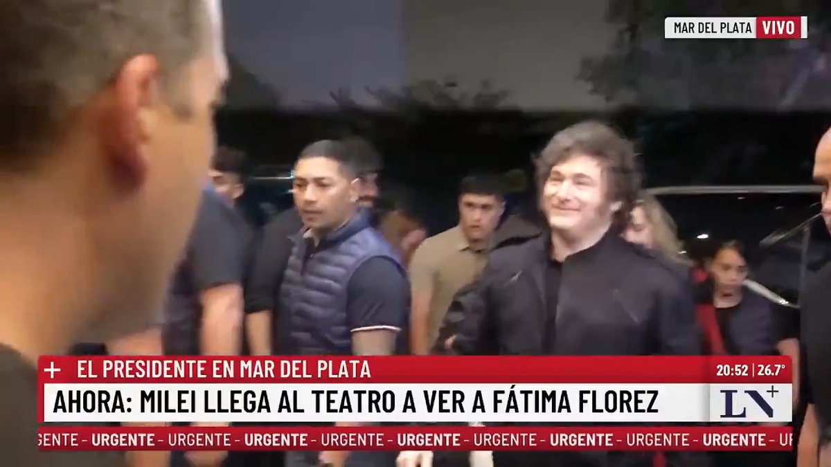 🔹 Javier Milei llegó al teatro de Mar del Plata y fue recibido por Fátima Florez, con quien se dio un fuerte abrazo antes de ver su obra. 📺 En LN+