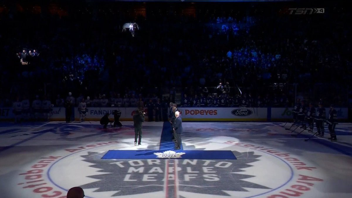 The Maple Leafs honour Darryl Sittler with a golden stick before the game for the 50th Anniversary of his 10 point night 👏