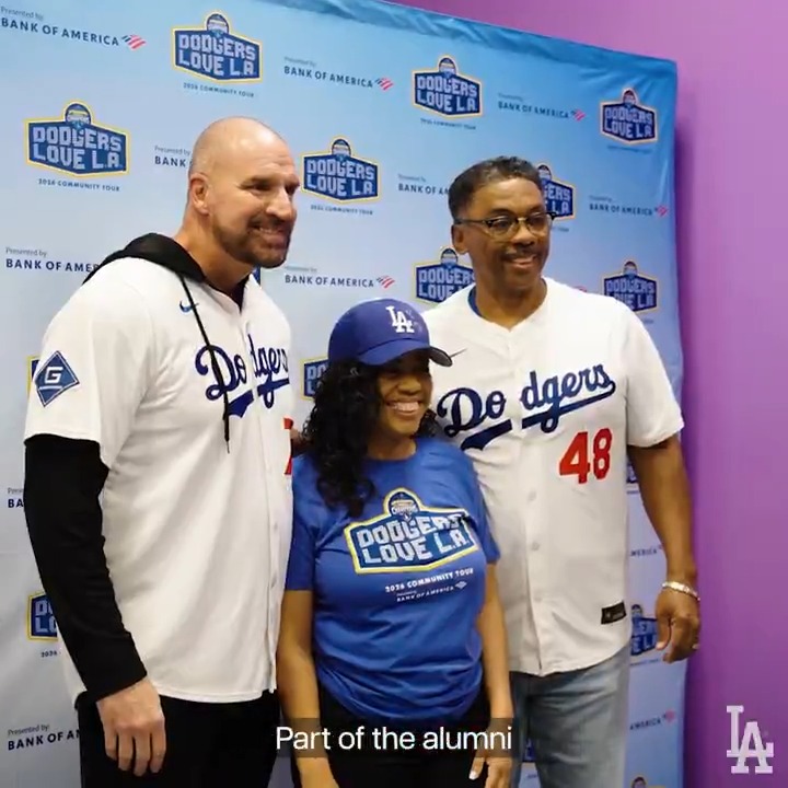 Back on the #DodgersLoveLA Community Tour, Dodger Alumni stopped by Christy’s Foundation in Northridge to hand out groceries and essentials to families experiencing food insecurity.