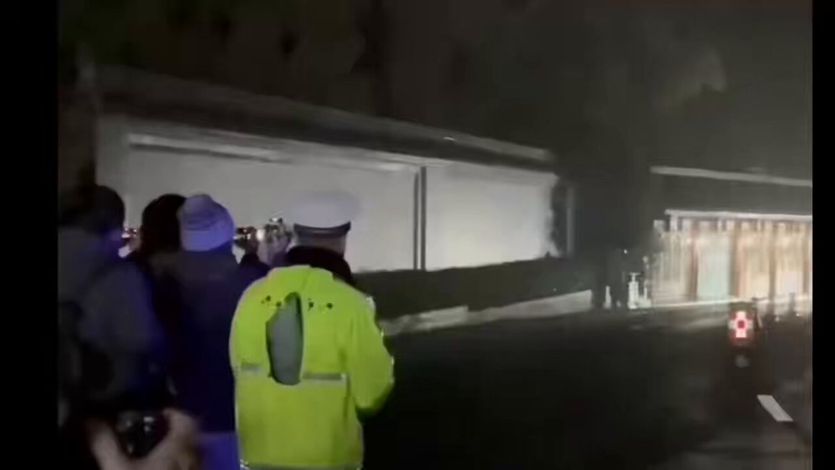 未明、暁暁と蕾蕾を乗せた車両は警護要員の護衛のもと、無事中国パンダ保護研究センター雅安基地に到着しました。