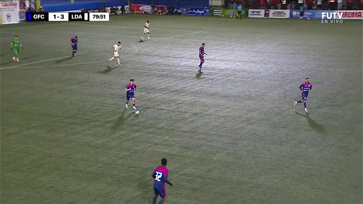 Esto es Joel Campbell muchachos, dejen de mamarlo por hacer un pase contra SAN CARLOS Vean como corre y no tenía un minuto en la cancha Que se largue
