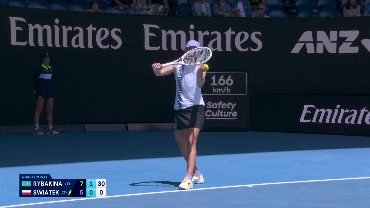 Elena Rybakina hits a BEAUTIFUL backhand winner against Iga Swiatek at the Australian Open. So powerful, so clean, and devastatingly accurate. One of the very best backhands in the world. 🇰🇿😮‍💨