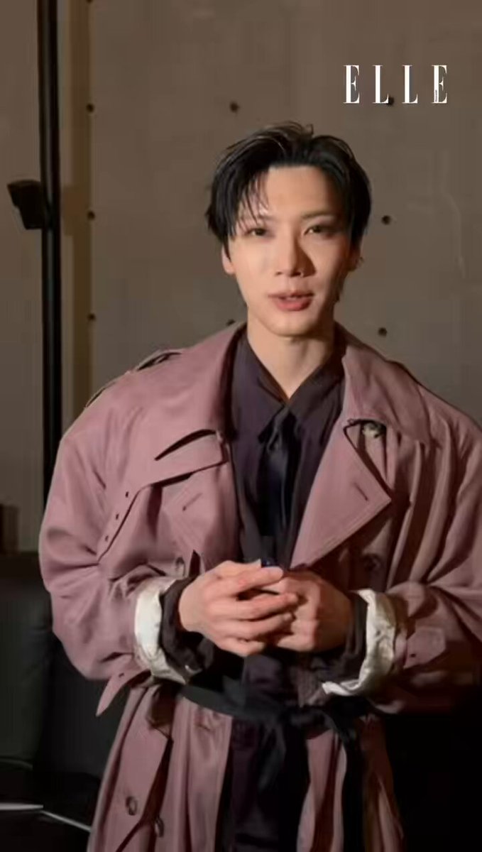 เตนล์ ชิตพล ทักทายแฟนๆ ส่งตรงจากแฟชั่นโทว์โชว์ Saint Laurent Men's Winter 26 ที่กรุงปารีส พร้อมโมเมนต์ถ่ายภาพและพูดคุยกับเหล่าฟรอนต์โรว ไม่ว่าจะเป็น มิ้ลค์ พรรษา #MilkPansa หรือ #KentoYamazaki #ELLEThailand #SaintLaurent #TEN #SaintLaurentxTEN