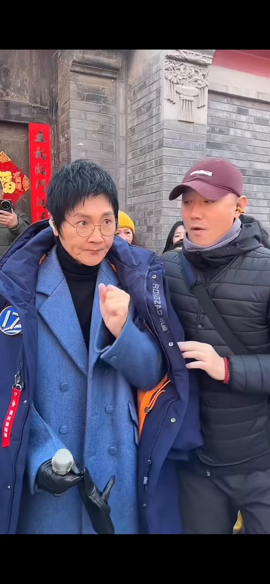 近日，中国内地著名歌手孙楠在北京草厂胡同录制春晚节目，网友惊呼：第一眼看成了我大姨。也有网友表示，至少孙楠不像李连杰，突然莫名变年轻。