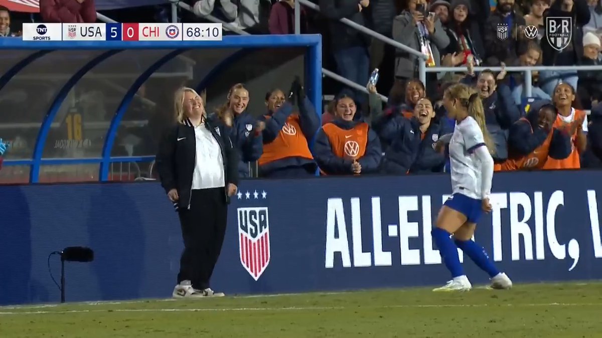 Trinity Rodman scores and celebrates by dancing with Emma Hayes 🤣