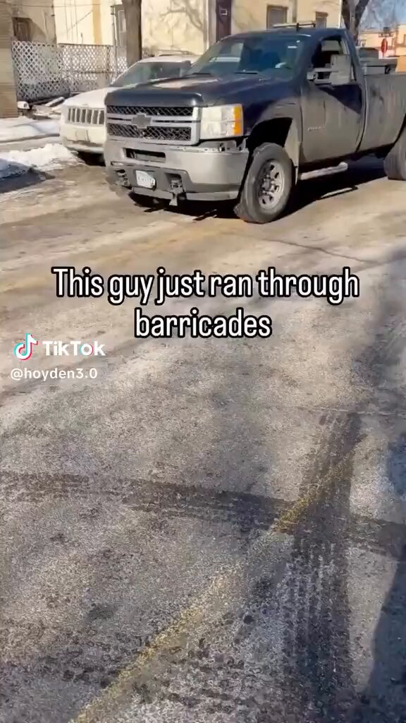 This man just drove through barricades to come supply people with gas masks and supplies to defend themselves from ICE in their Community! Who would have imagined our Country would ever look like this in 2026! It honestly looked like a scene from a movie! 👇👇