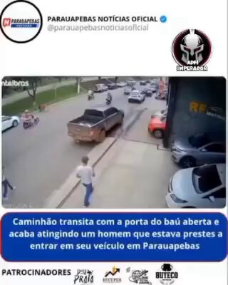 ⭕ : PARAUAPEBAS-PÁ imagens, é possível ver o homem se aproximando de uma caminhonete estacionada. No momento em que ela se prepara para abrir a porta, um caminhão que passava pela via com uma das portas do baú aberta e acaba atingindo o pedestre. Não temos informações sobre o estado de saúde do mesmo.