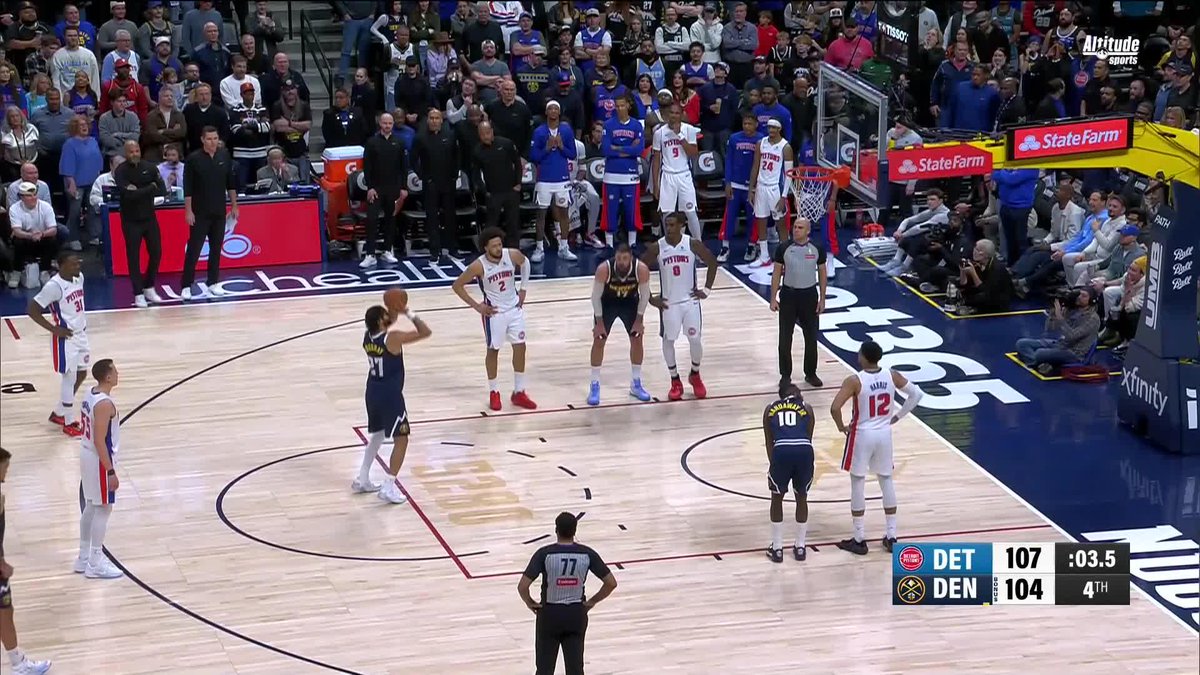 Jamal Murray tuvo el partido para Denver hasta dos veces en sus manos... ยกY FALLร LAS DOS! ๐ฑ A falta de tres segundos, fallรณ 1/3 tiros libres. Con 0,7s por delante y teniendo que hacer 3/3 para ir a la prรณrroga, volviรณ a fallar โ #NBAxDAZN ๐๐บ๐ธ