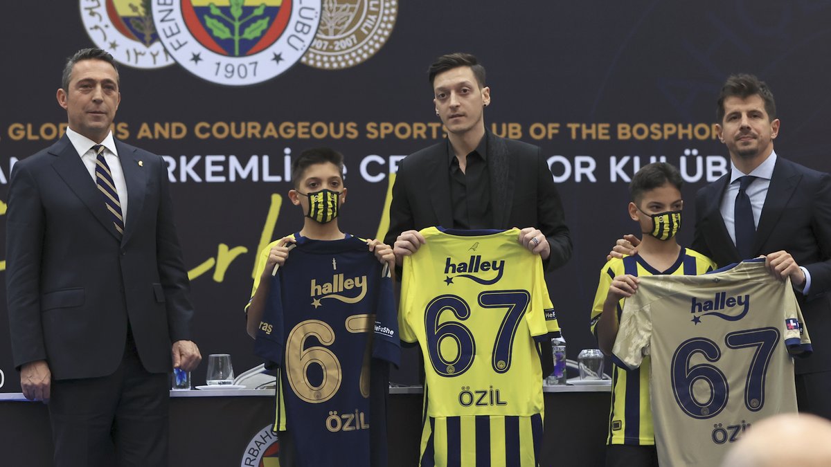 5 yıl önce bugün: Fenerbahçe, kadrosuna kattığı Mesut Özil için imza töreni düzenledi.
