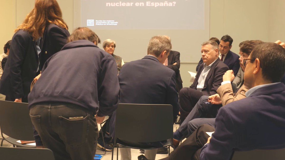 ¿Cuál es el futuro de la energía nuclear en España? Breve resumen del microespacio de debate organizado en noviembre de 2025 por Agenda Pública Agenda Pública con la participación, entre otros, de SevillaJordi, diputados y senadores, representantes del sector renovable y divulgadores científicos como un servidor. Las discusiones (no disponibles) pusieron sobre la mesa la vigencia del calendario de cierre nuclear frente a las crecientes demandas de estabilidad y autonomía energética, en un contexto donde las energías renovables son imprescindibles para la descarbonización, pero la estabilidad del sistema y la garantía del suministro descansan hoy en tecnologías firmes como la nuclear, que además contribuyen a contener los precios de la electricidad al reducir la dependencia del gas. Mis breves palabras en el resumen sirven como anticipo del artículo que escribí para la ocasión: 'La transición energética será nuclear y renovable, o no será', donde explico que la complementariedad entre nuclear y renovables es clave para garantizar fiabilidad, asequibilidad y descarbonización efectiva.