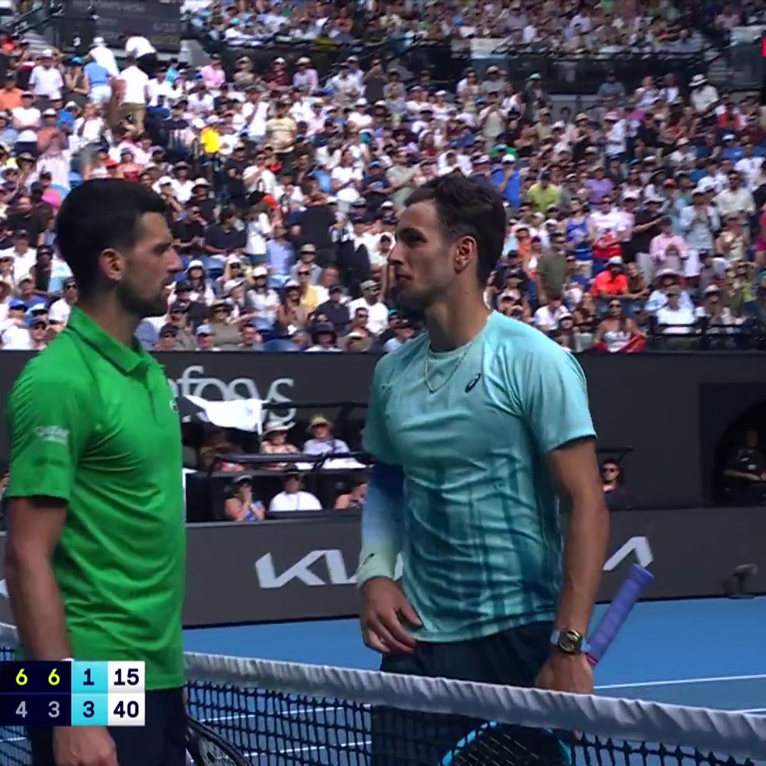 Que c'est terrible pour Lorenzo Musetti ! Alors qu'il menait de deux sets face ร Djokovic (6-4, 6-3, 1-3), l'Italien est contraint d'abandonner en quart de finale face au Serbe ร cause d'une soudaine blessure aux adducteurs