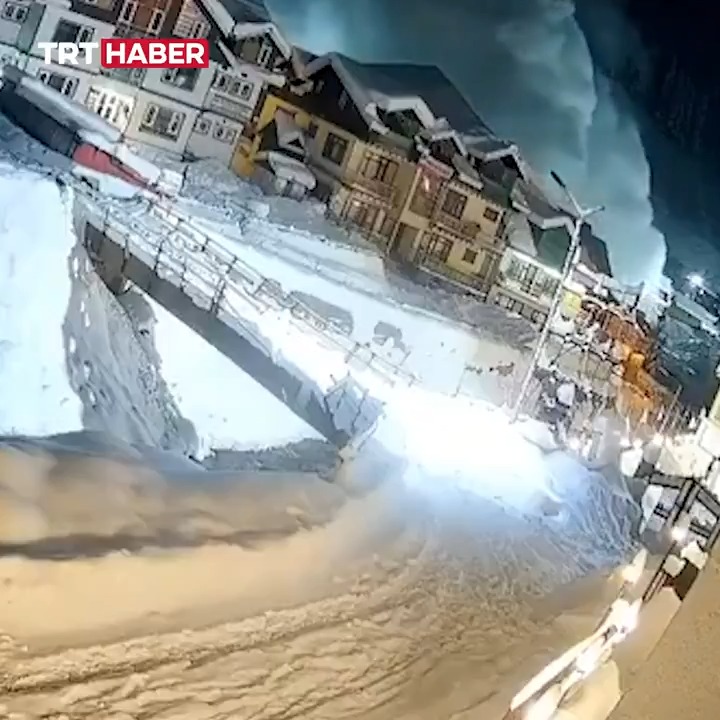 Hindistan’ın Keşmir bölgesinde meydana gelen dev çığ görüntülendi.
