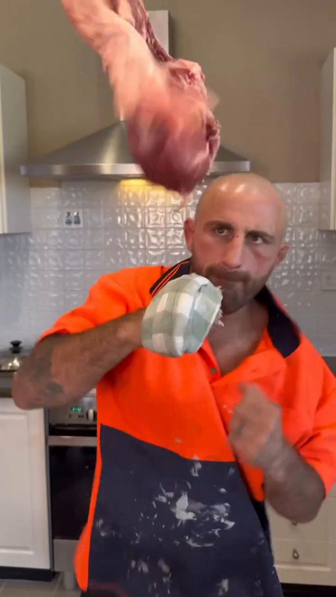This Alexander Volkanovski skit is funny 😂 (Via Alex Volkanovski )