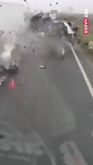 Romanya'da tırla çarpışan otomobil paramparça oldu. Araçtaki 7 kişi hayatını kaybetti.