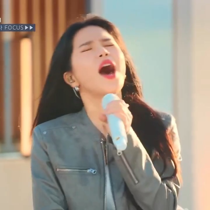 The way Solar sings this part of Drowning by Woodz is so awesome. The transition into falsetto is so smooth and that three-tier belting on "breath, yeah" is absolutely insane!