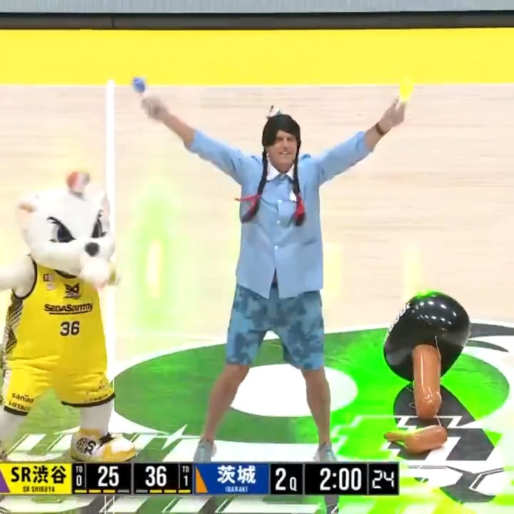 情報量が多すぎる😂 踊りながらマスコットのサンディーと戦うホーキンソンパパ🕺 Josh Hawkinson @we_r_sunrockers #Bリーグ #りそなグループ