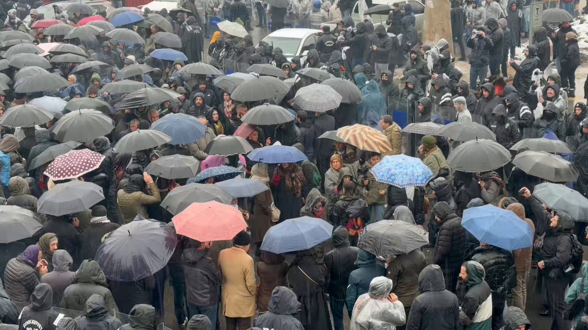Amed’te yürüyüş yapmak isteyen kitle emek caddesinde bir araya geldi/