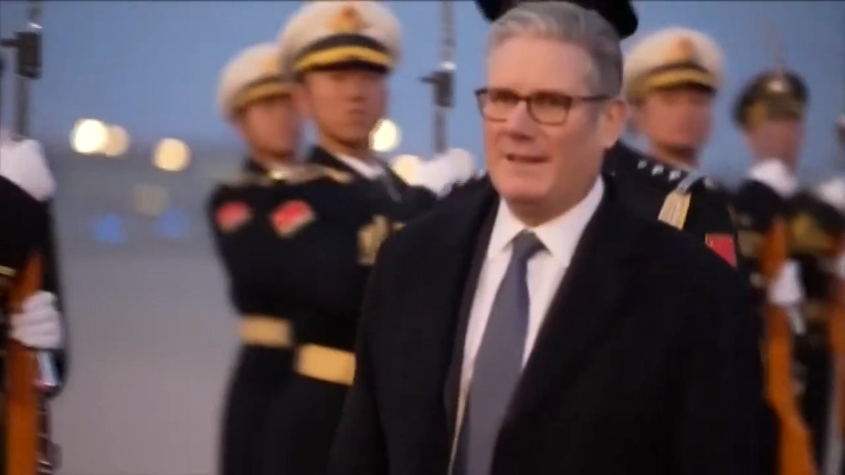 UK Prime Minister Keir Starmer lands in 🅱️eijing for first British PM visit to China in 8 years Xi Jinping meeting set as 60 business executives join the delegation AstraZeneca, Airbus, HSBC CEOs among those seeking trade deals Visit spans Beijing and Shanghai through Jan 31