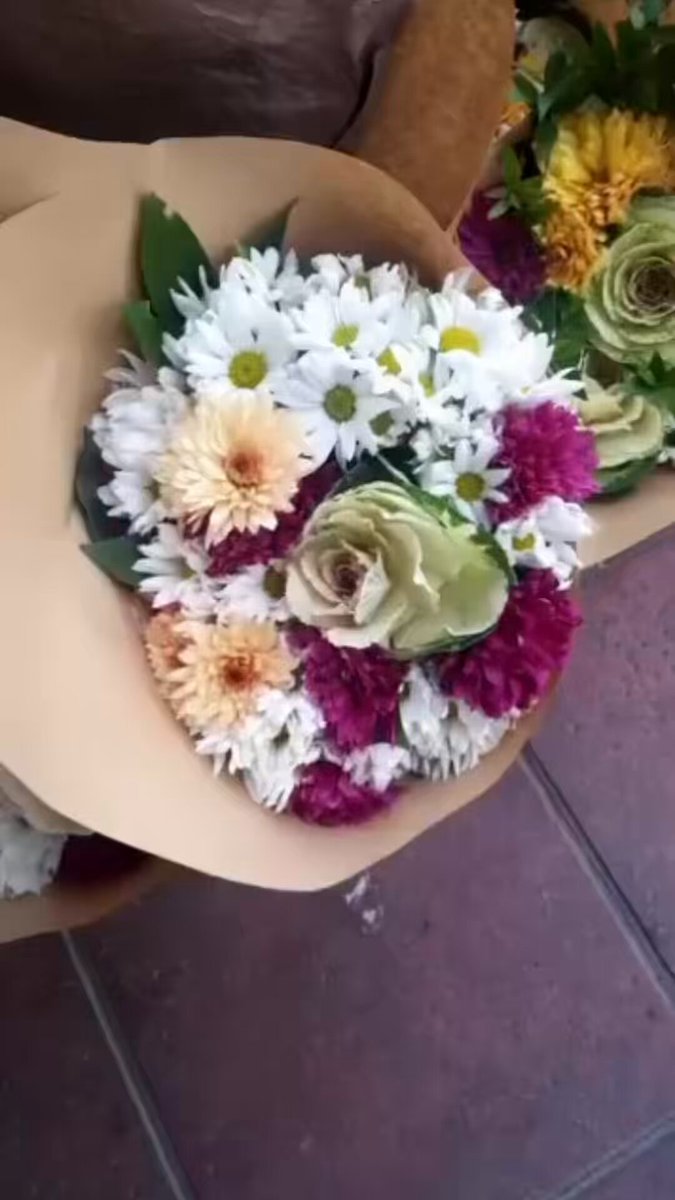 Özür grubunda il emri için Bakan Tekin’e çiçekler gönderildi. İl emri bekleyen öğretmenlerin mesajı: “Sayın Bakanım Yusuf Tekin, Aile yılında eğitimde aile birliğine verdiğiniz kıymetli değeri ve “önce aile” hassasiyetinizi her zaman şükranla takip ediyoruz. Yarıyıl döneminde kontenjan yetersizliğinden yaşanan mağduriyetin, sizin her zaman yanımızda olan çözüm odaklı yaklaşımınızla aşılacağına inancımız tamdır. Sağlık özrü mağduriyetinin giderilmesi ve aile birliğimizin parçalanmaması adına bu ara tatilde sizden bir “İl Emri” müjdesi bekliyor, eğitim camiasına olan babacan yaklaşımınız için teşekkür ediyoruz. Saygılarımızla, İL EMRİ BEKLEYEN ÖĞRETMENLER”