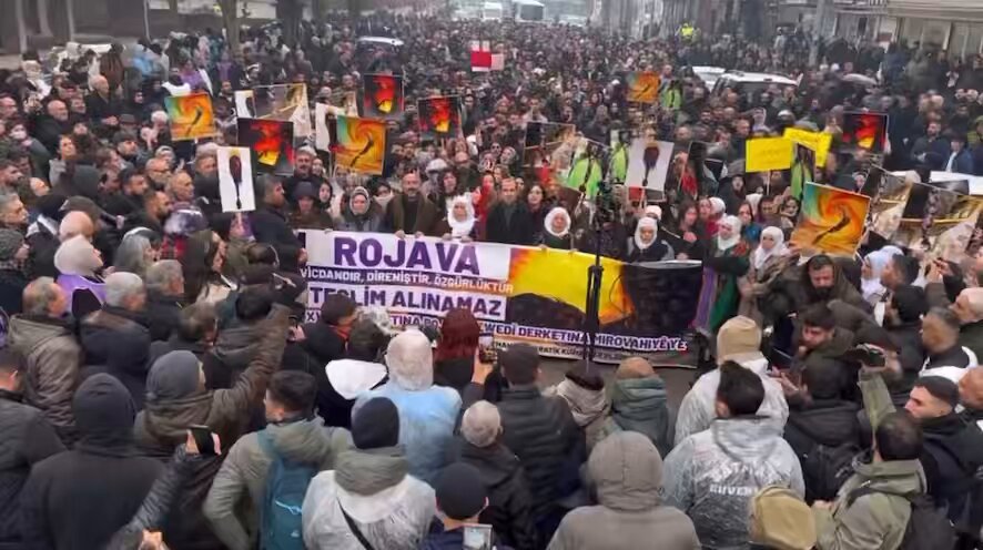 Batmanda binlerce kişi yağışlı havaya rağmen Rojava için toplanıp yürüdü.