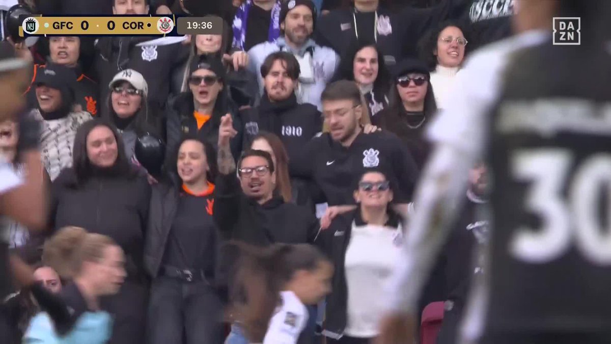 La afición de Corinthians en Londres, alentando a su equipo femenino en la Copa de Campeonas de la FIFA. FÚTBOL SUDAMERICANO, PAPÁ. 🤩⚫️⚪️ #FIFAWCC