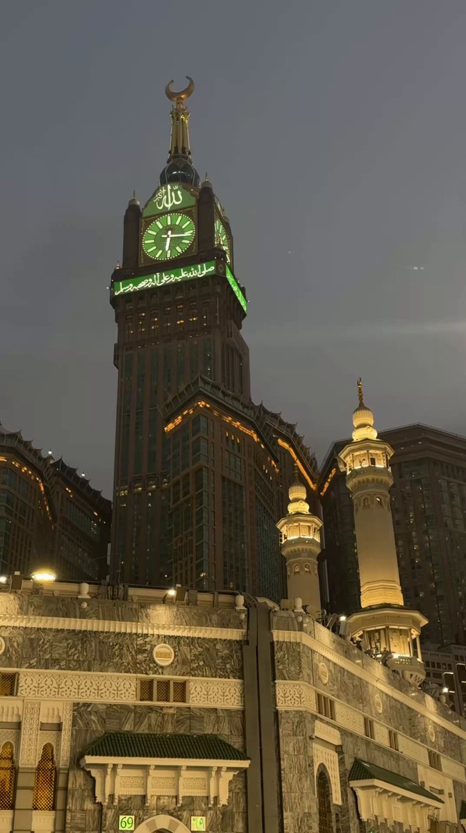 ﴿ تَكَادُ السَّمَاوَاتُ يَتَفَطَّرْنَ مِنْهُ وَتَنشَقُّ الْأَرْضُ وَتَخِرُّ الْجِبَالُ هَدًّا﴾
