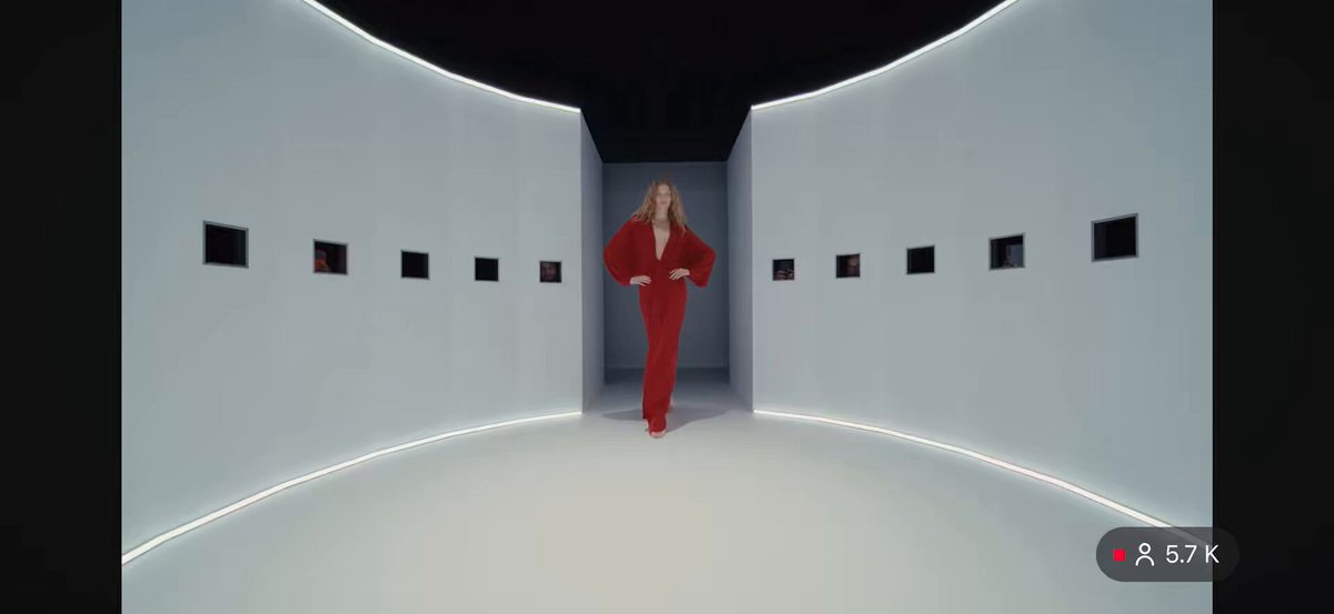 Para Valentino, el rojo era el color de la suerte. El famoso “rosso Valentino” no es solo un color, es un valor, un símbolo y elemento icónico. Este color abrió del desfile de Valentino Alta Costura SS26.
